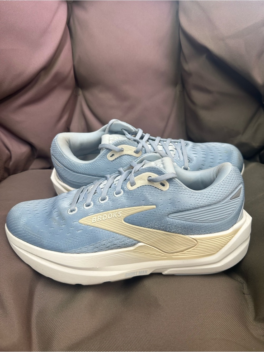 Brooks women’s ghost max running shoes light blue marina cream size 10.5 medium